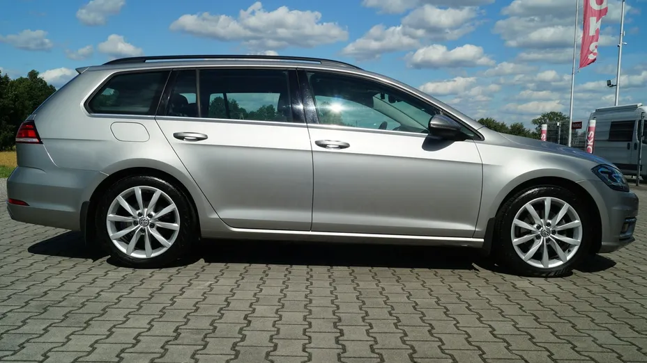 VOLKSWAGEN Golf -