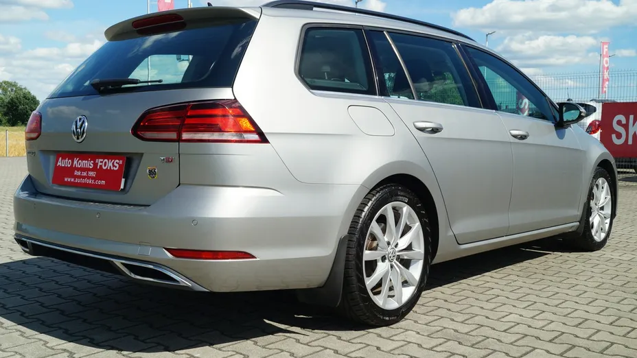 VOLKSWAGEN Golf -