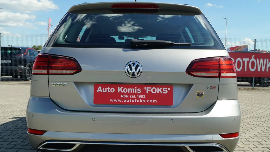 VOLKSWAGEN Golf -