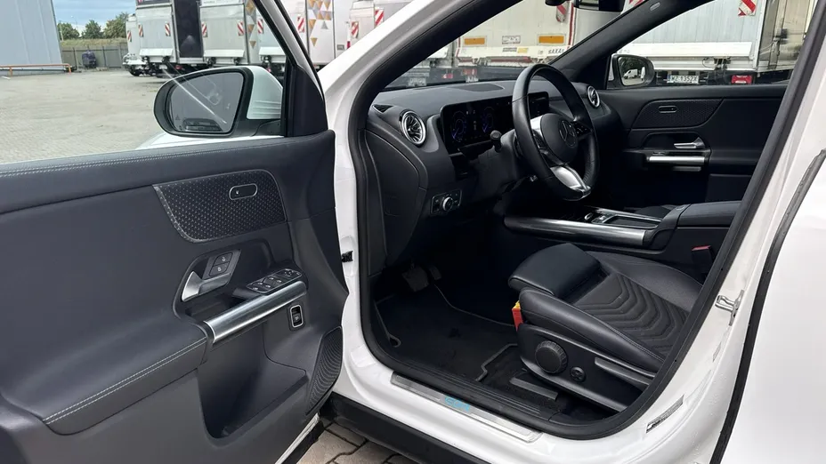 MERCEDES-BENZ EQA -