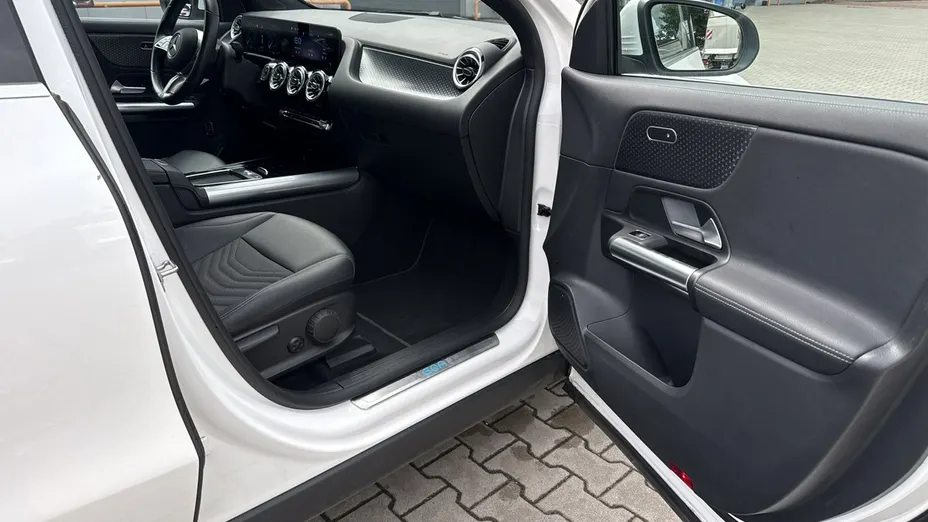 MERCEDES-BENZ EQA -