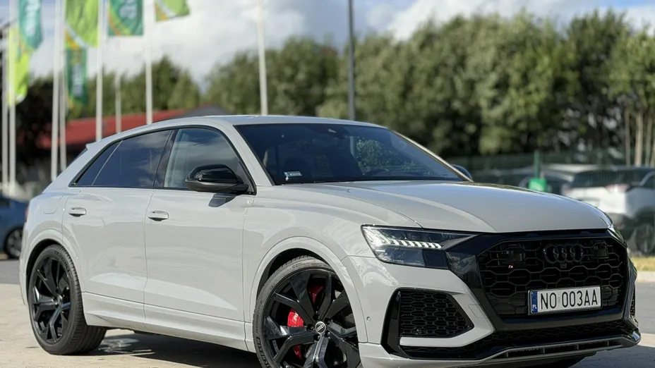AUDI RS Q8 -