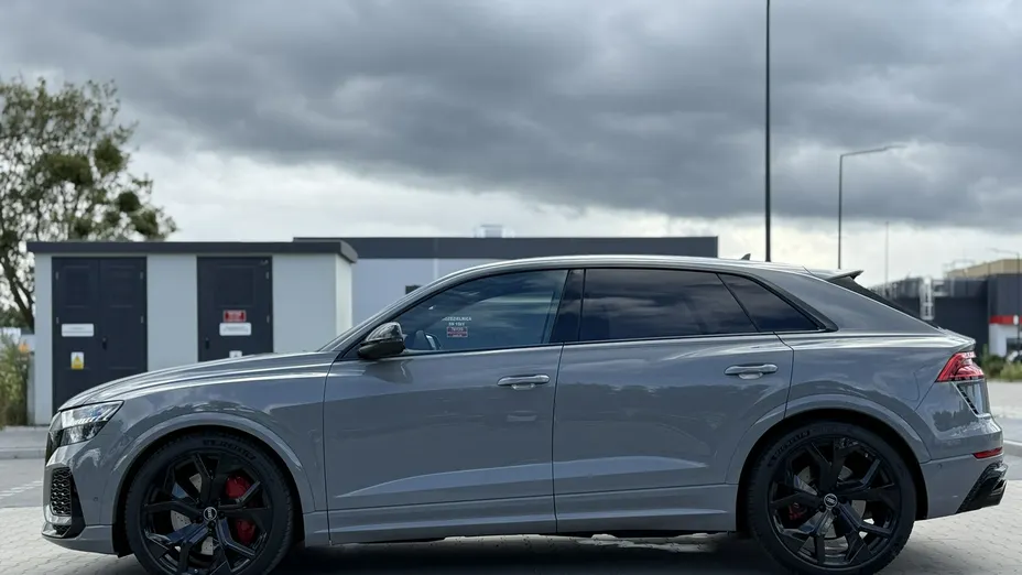 AUDI RS Q8 -