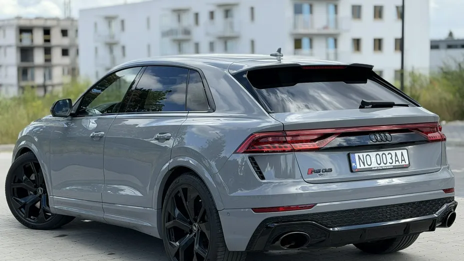 AUDI RS Q8 -