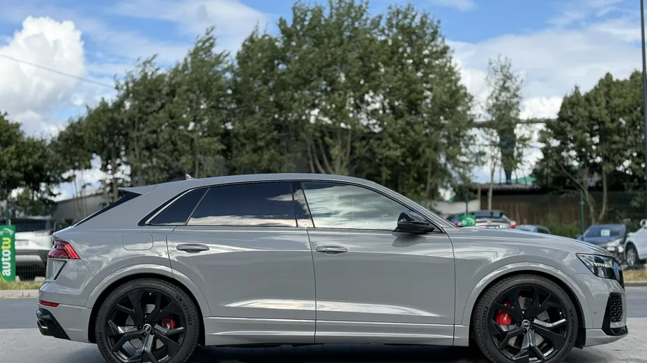 AUDI RS Q8 -