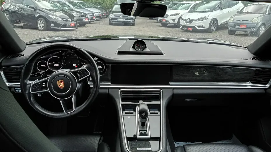 PORSCHE Panamera -