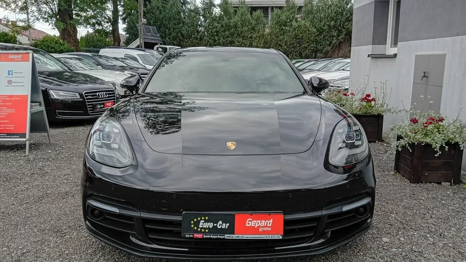 PORSCHE Panamera -