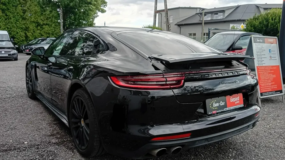 PORSCHE Panamera -