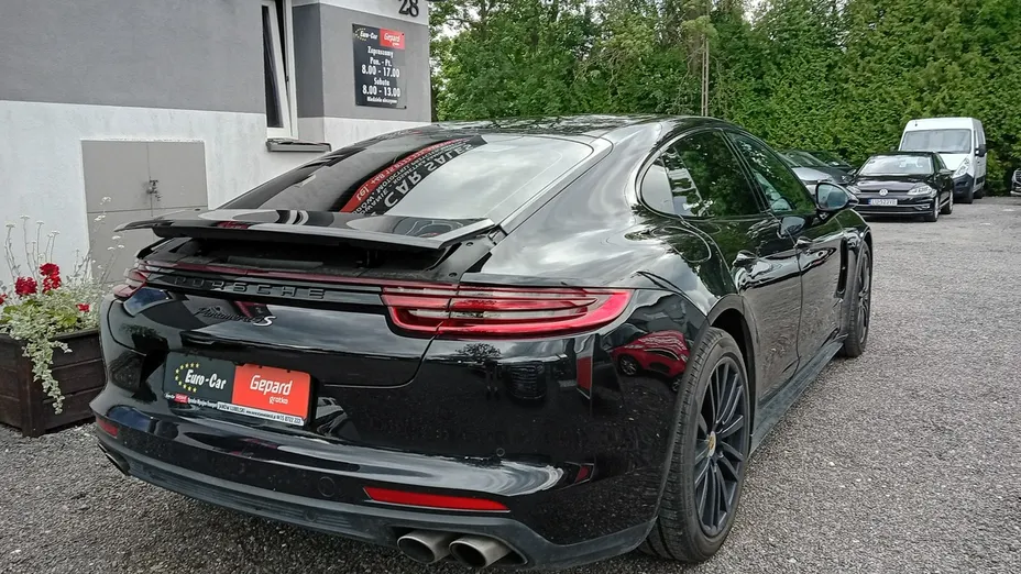 PORSCHE Panamera -