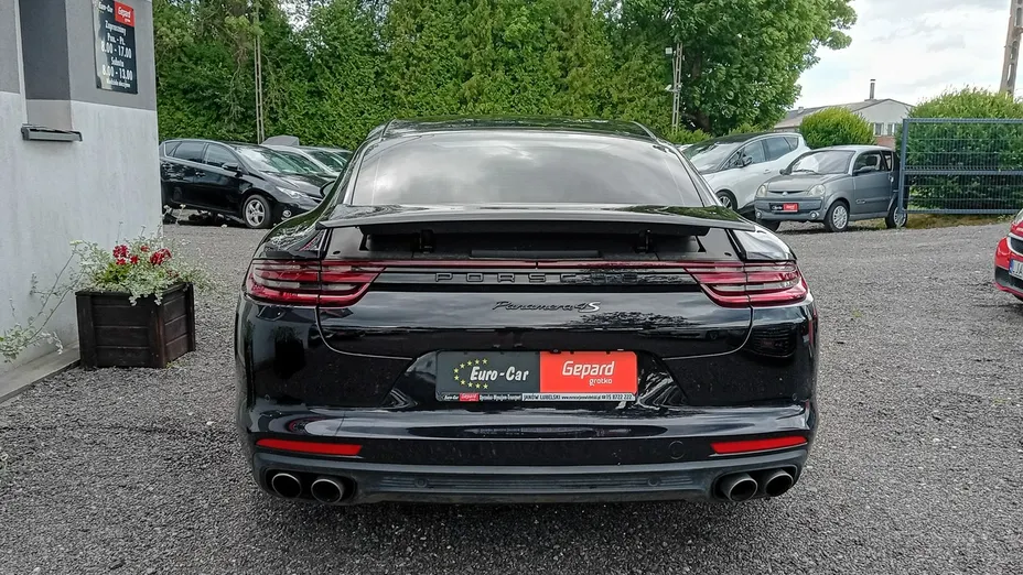 PORSCHE Panamera -