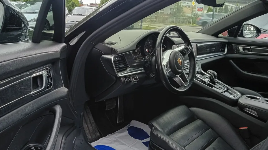 PORSCHE Panamera -