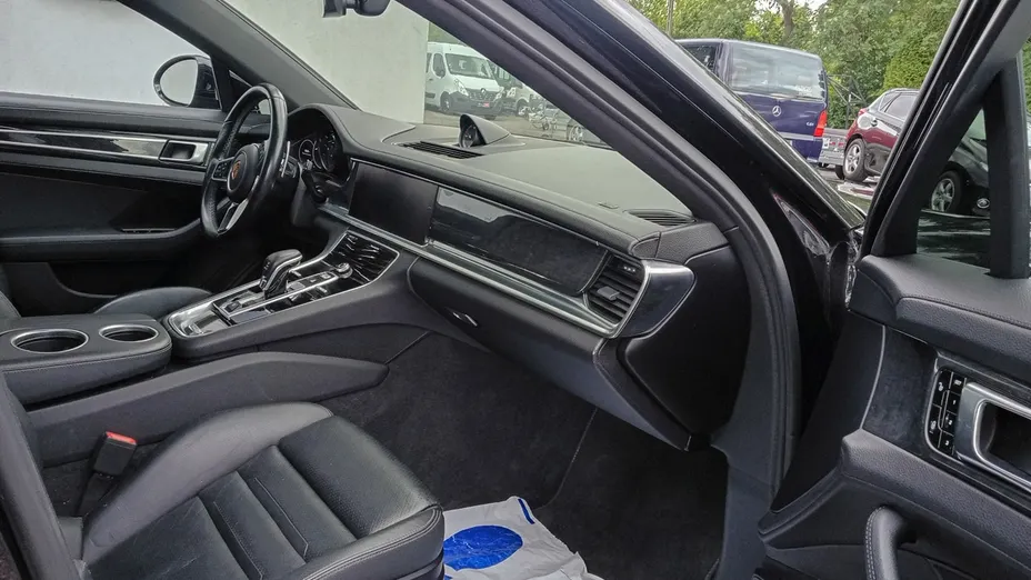 PORSCHE Panamera -