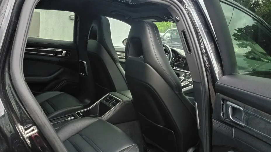 PORSCHE Panamera -