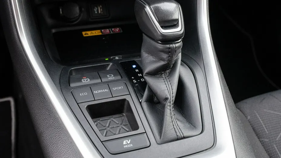 TOYOTA RAV4 -