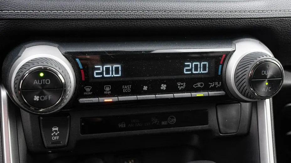 TOYOTA RAV4 -