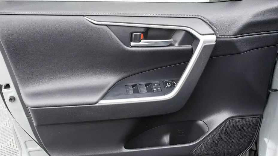 TOYOTA RAV4 -
