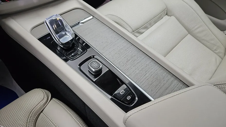 VOLVO XC60 -