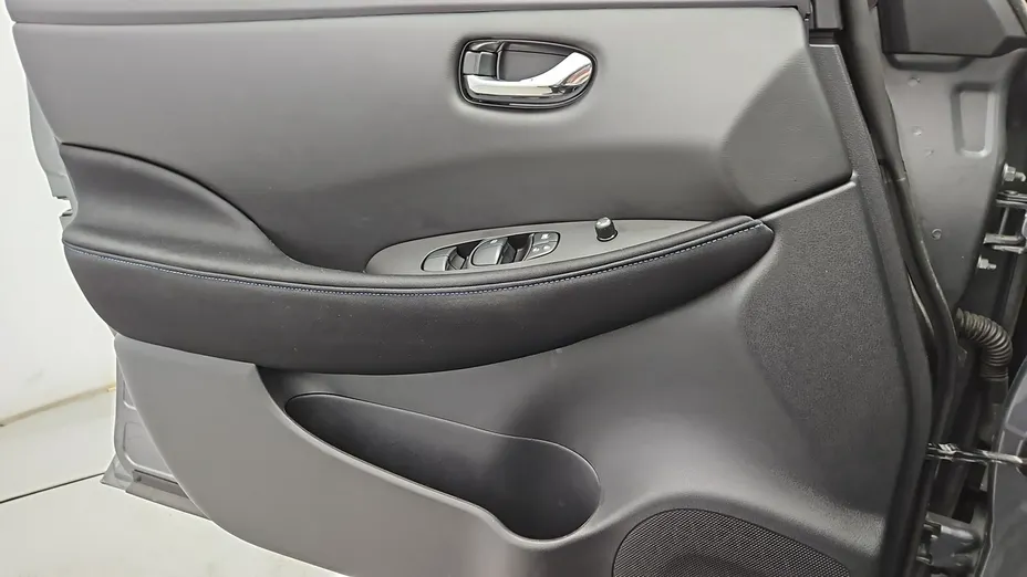 NISSAN Leaf -