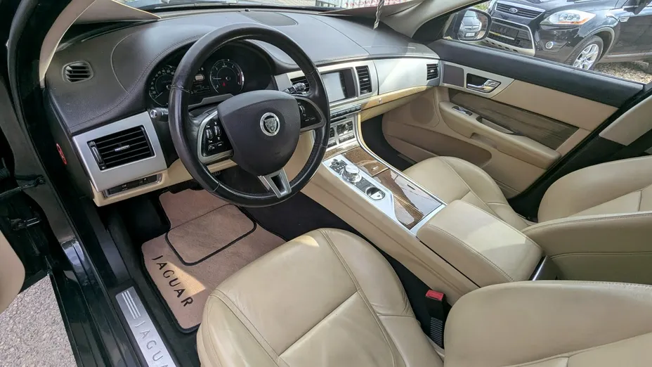JAGUAR XF -