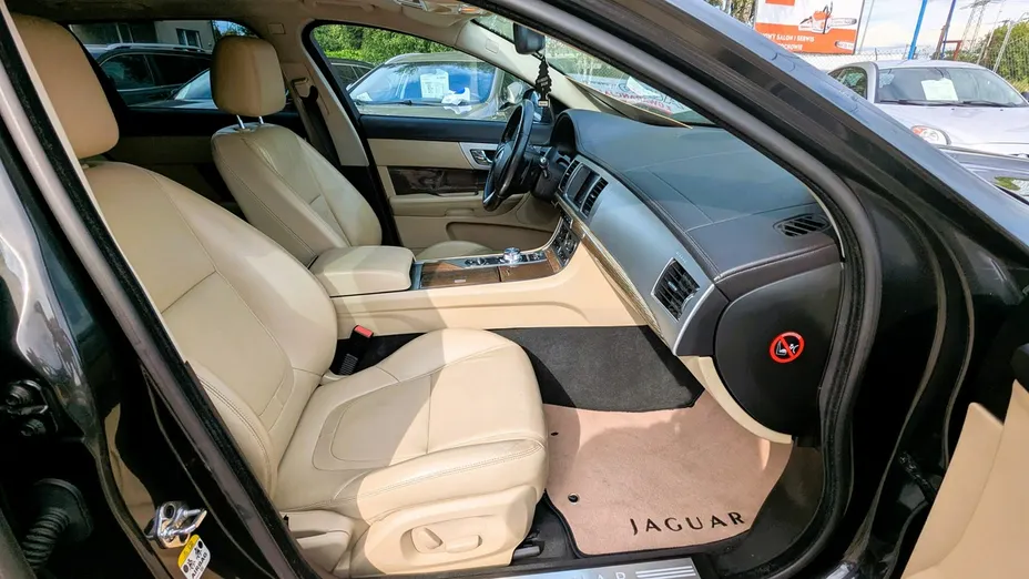 JAGUAR XF -