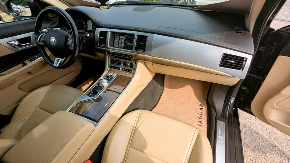 JAGUAR XF -
