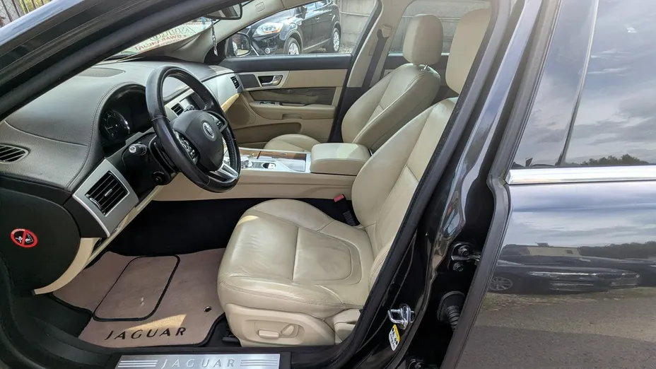 JAGUAR XF -
