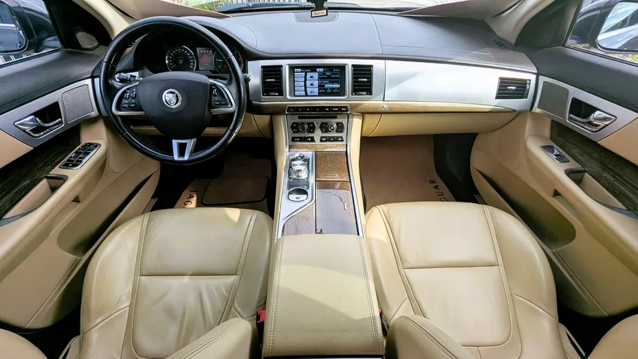 JAGUAR XF -