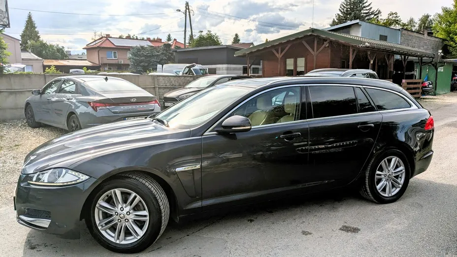JAGUAR XF -
