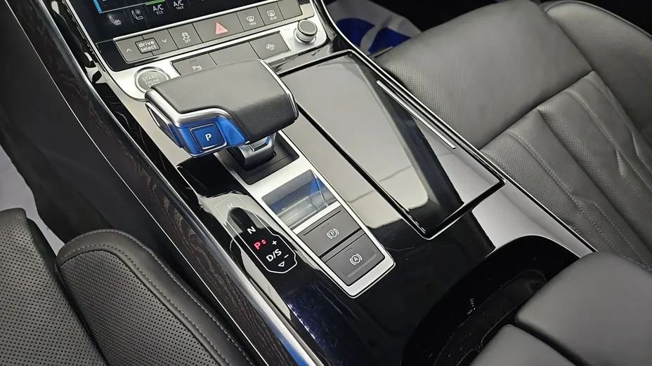 AUDI A8 -