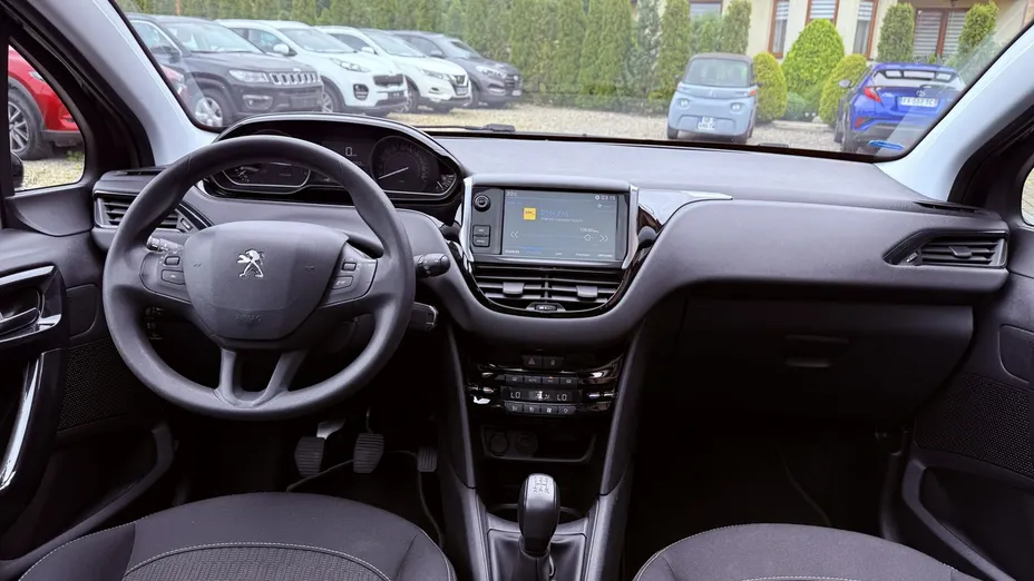 PEUGEOT 208 -