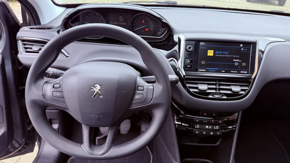 PEUGEOT 208 -