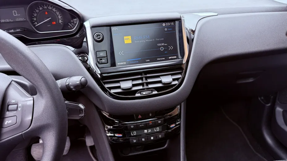 PEUGEOT 208 -