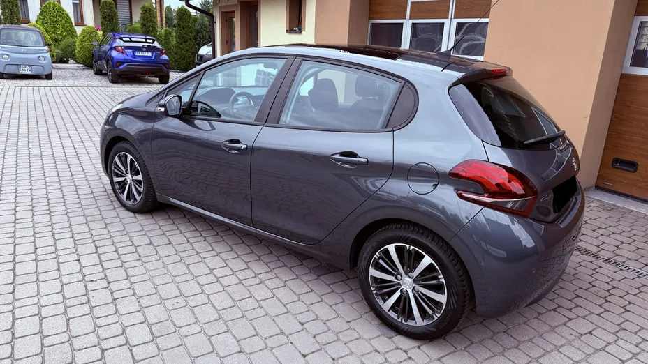 PEUGEOT 208 -