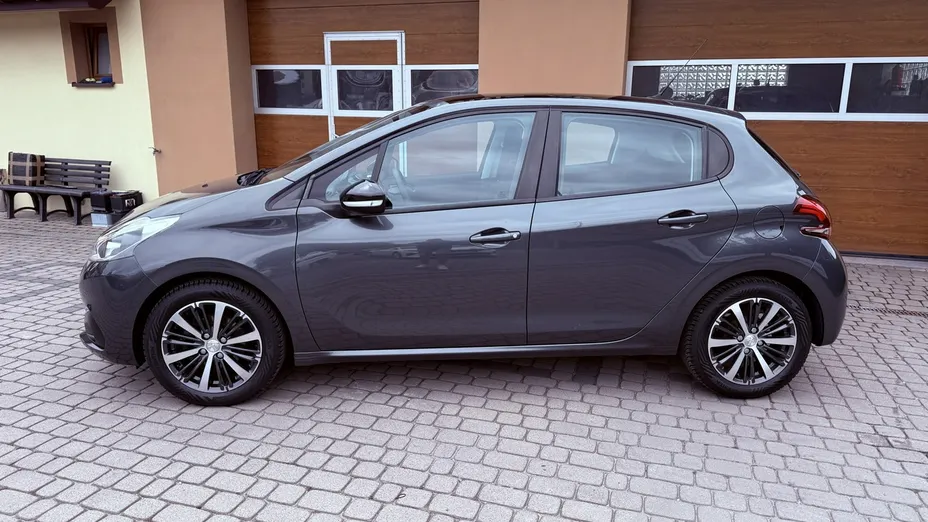 PEUGEOT 208 -