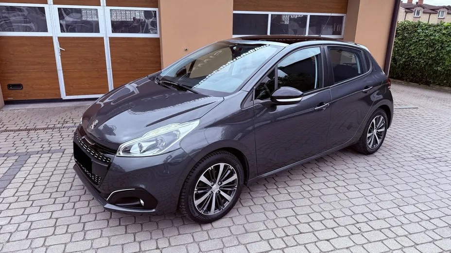 PEUGEOT 208 -