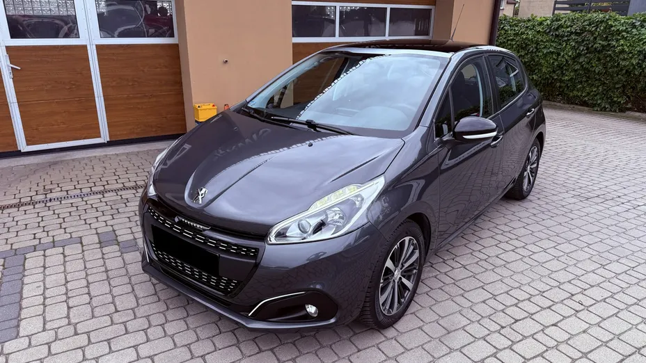 PEUGEOT 208 -