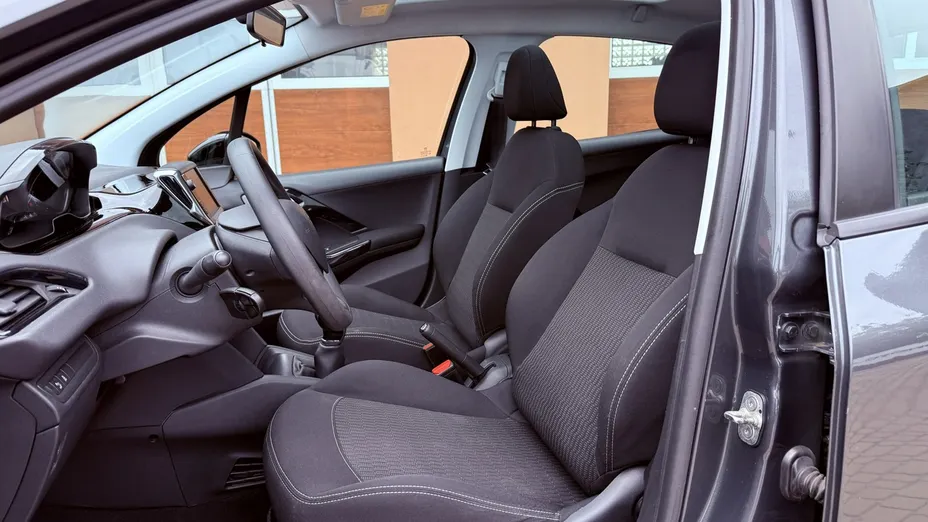 PEUGEOT 208 -