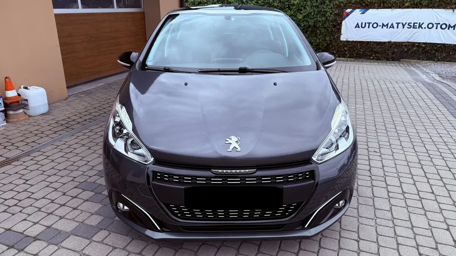 PEUGEOT 208 -