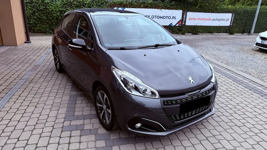 PEUGEOT 208 -