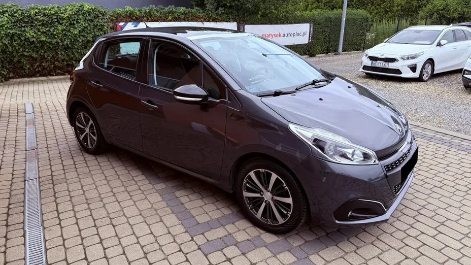 PEUGEOT 208 -