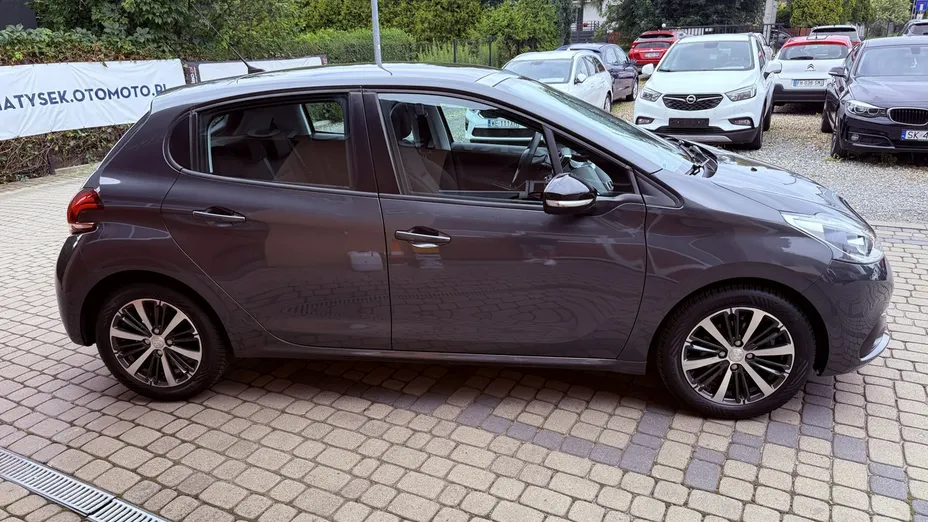 PEUGEOT 208 -