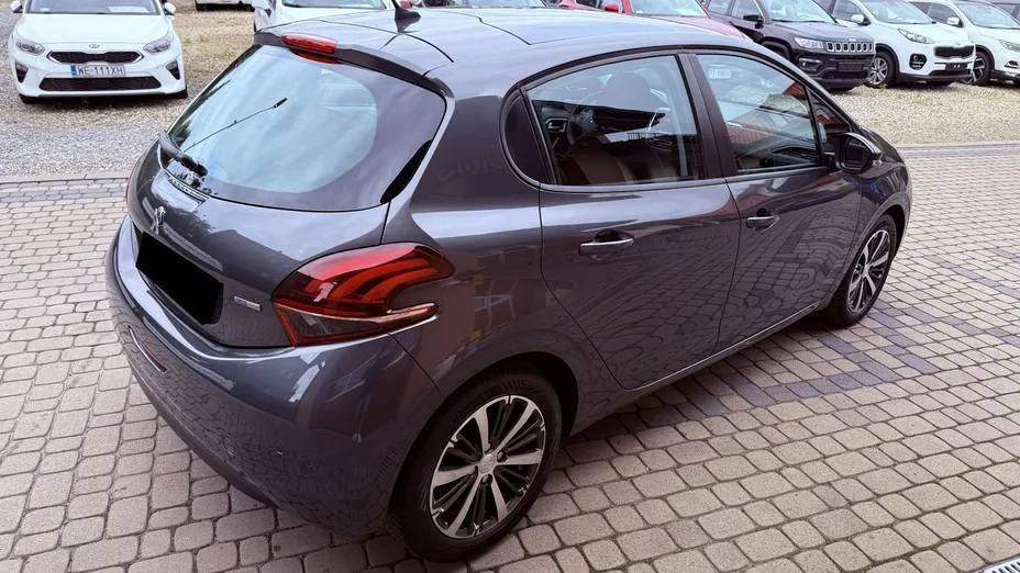 PEUGEOT 208 -