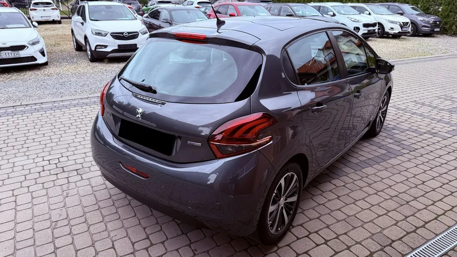 PEUGEOT 208 -