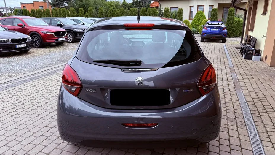 PEUGEOT 208 -