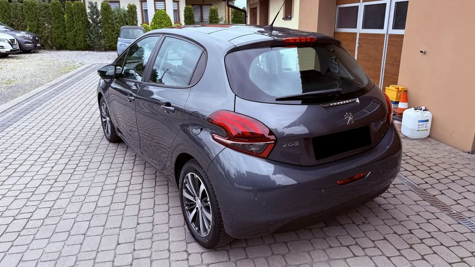 PEUGEOT 208 -