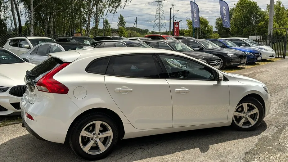 VOLVO V40 -