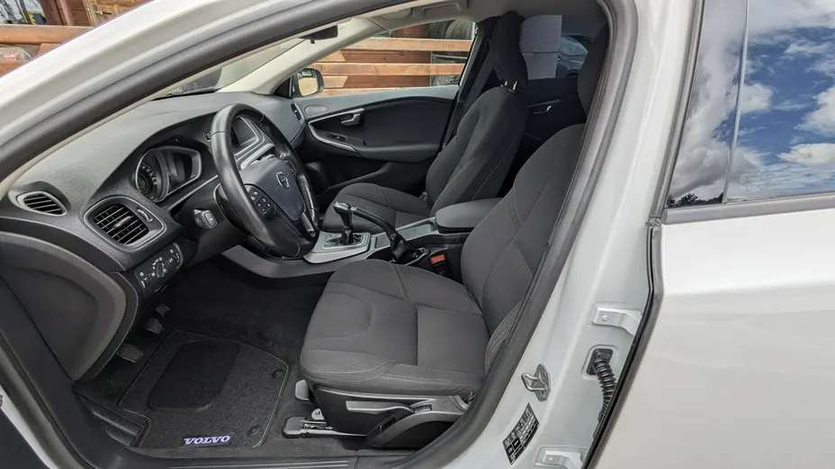 VOLVO V40 -