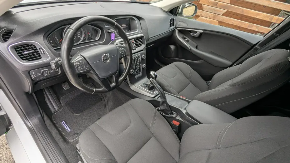 VOLVO V40 -