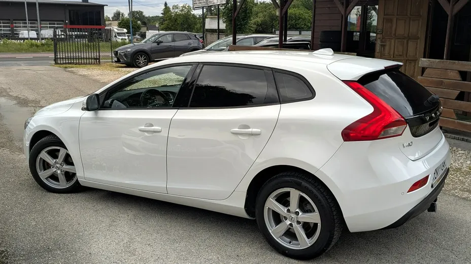 VOLVO V40 -