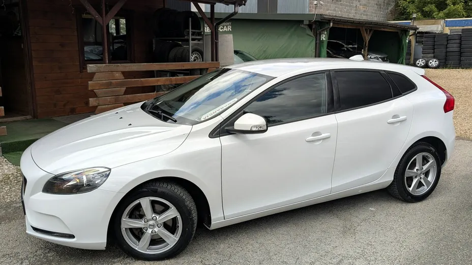 VOLVO V40 -